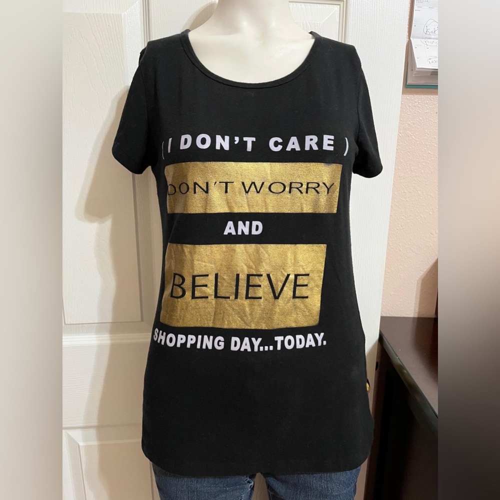 (11) Top Fashion Black and Gold Graphic Tee
